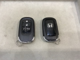 スマートキーを装備しています。鍵を差し込むことなくドアロックの開け閉めと、スタートボタン操作でのエンジンスタートができます。スペアキーも同じものを用意しております。