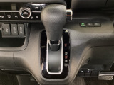 CVT車のセレクトレバーです。低速から高速まで、変速ショックのないスムーズな走りを実現するとともに、エンジン効率のよい領域を維持することで燃費にも貢献します。