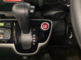 CVT車のセレクトレバーです。低速から高速まで、変速ショックのないスムーズな走りを実現するとともに、エンジン効率のよい領域を維持することで燃費にも貢献します。
