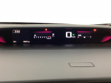 デジタル表示のスピードメーターとタコメーターを大きく配した見やすいメーター部になっています。左側のインフォメーション画面でオドメーターや燃費などの情報を確認できます。