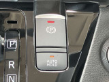 電動ブレーキ&オートホールドでブレーキ力を自動でキープ信号待ちなどの停車時に、ブレーキペダルを踏み続けていなくても自動的にブレーキ力がキープ。ペダルを踏み続けることによる足の疲れを緩和します。