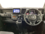 車内は光触媒抗菌消臭施工済です。インパネ周りはスタイリッシュなデザインです。グローブボックスやカップホルダーのほかにトレーなどたくさんの収納スペースが付いています。