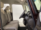 女性でも運転がしやすいように、シートの高さ調整機能(シートリフター)がついています。運転席と助手席の間が空いている為、助手席側への移動がスムーズです。交通量の多い道でも助手席側から乗り降りができます。