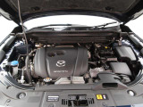「SKYACTIV-G(ガソリン)」は、規格外の高圧縮を実現し、世界のエンジン技術者に驚きを与えました。さらに、それを維持したままノッキングの発生を抑え、熱効率を向上、走りにも寄与したエンジンです。