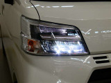 LEDヘッドライトです。デザイン性がよくとても明るいので、夜間の走行や悪天候でも安心です。しかも長寿命!