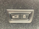 電動パワーゲートです。開閉がボタン1つで開け閉め行えます。また、状況に応じてのトランクハッチ開閉量を簡単に設定可能です。スマートオープナーも便利な機能です。ぜひお試しください。