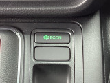 ECONモードの機能として、「燃費が良くなるアクセル制御」があります。アクセルペダルを余分に踏み込んでしまった場合でも、自動的に燃料の噴射量を抑え、エンジンの効率が良い領域で働かせるようにします。