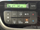 【オートエアコン】一度お好みの温度に設定すれば、車内の温度を検知し風量や温度を自動で調整。暑い&hellip;寒い&hellip;と何度もスイッチ操作をする必要はありません。快適な車内空間には必須の機能ですね♪
