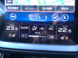 オートエアコンは左右席で独立温度コントロールが可能です。シートヒーター付きで、冷えた車内でもスイッチを押せば数秒で座面と背もたれがあたたかくなります。