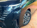 【LEDヘッドライト】悪天候や夜間走行時も良好な視界を確保し安心して運転できる高輝度LEDヘッドライトを装備!点灯速度が早く、消費電力も抑えられています。