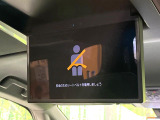 【14型有機ELフリップダウン】三列目からでも迫力のエンタメが観れる大画面フリップダウン。有機ELのモニターでは、一般的なフリップダウンよりも高コントラストでキレイな映像を楽しめます。