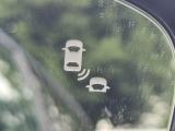 斜め後ろの死角にいる車両の存在を光って知らせてくれる機能です。車線変更時の安全運転をスマートにサポートいたします。
