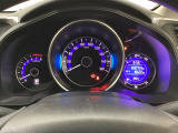 真ん中にスピードメーターを配した、見やすい3眼メーターになっています。右側のインフォメーション画面でオドメーターや燃費などの情報を確認できます。