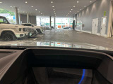 メルセデス・ベンツ八王子の最新のショールームには、大型モニターがあり最先端のメルセデス・ベンツをご体感頂けます!屋内展示場のため、天候の悪い日でも、ごゆっくりとお車をご覧頂ける店舗でございます!