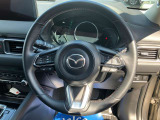 人間工学を駆使して設計された運転席は、ハンドルから手が届きやすい位置にスイッチ類が配置され、ロングドライブなども快適に楽しめます。