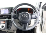 運転中もハンドルでの操作が可能です。特に高速道路等の目が離せない運転時には、便利さだけでなく、安全性も兼ね備えております。