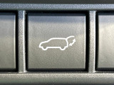 【パワーバックドア】スマートキーや運転席のボタンを押すだけでリアゲートが自動で開閉します!荷物を持っている時や、高い位置にあるバックドアを閉める際に便利な機能です♪