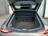 ゆったりとしたトランクルームでございます。たくさんのお荷物の車載が可能でございます。