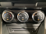 空調スイッチ類は最近流行のタッチパネル式ではなく、運転中でも直感的に操作できるダイヤル式を採用しております。
