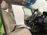 広い足元にゆったり座れるシートには肘掛けも装備しており長距離の運転でも疲れにくくなってます。