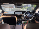運転席まわりは視認性・操作性ともに良好。大型ディスプレイも装備しています。