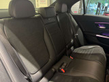 メルセデスのシートは少し硬めになっております。長時間の運転の際、適度な反発があることでお尻や腰の負担を減らす効果が御座います。