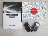 メンテナンスノート、取扱説明書です。 その車の整備記録が事細やかに記録されています。 車が生まれてから今までどのような道を歩んできたのか判るとても重要な物ですよ。