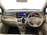 車内は光触媒抗菌消臭施工済です。インパネ周りはスタイリッシュなデザインです。グローブボックスやカップホルダーのほかにトレーなどたくさんの収納スペースが付いています。