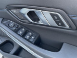 【メモリー機能付きパワーシート】運転手が代わってもボタン一つで設定ポジションに。常にご自身のドライブ設定が整います。