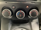 空調スイッチ類は最近流行のタッチパネル式ではなく、運転中でも直感的に操作できるダイヤル式を採用しております。