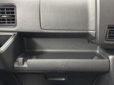 助手席側のインパネは多機能!間口の広くて使いやすいトレイや何かと工具や買い物袋を掛けれる便利なフック付き!