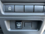 オートスライドドアは、運転席前にあるスイッチの操作でもオート開閉ができ、とても便利です。