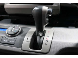 インパネシフトだから視線の移動も少なく足元もスッキリ♪運転席もゆったりしているのでゆとりを持ってドライブできますね!