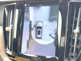 【360&deg;ビューカメラ】4台の高解像度カメラで360度の鳥瞰図を表示。隣の車や壁、死角にある障害物などを画面で確認できるため、狭いスペースでの駐車・出入りも安心です。