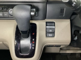 CVT車のセレクトレバーです。低速から高速まで、変速ショックのないスムーズな走りと、エンジン効率のよい領域を維持して燃費にも貢献します。サイドブレーキはスイッチ操作の電子制御パーキングブレーキです。