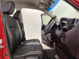女性でも運転がしやすいように、シートの高さ調整機能(シートリフター)がついています。運転席と助手席の間が空いている為、助手席側への移動がスムーズです。交通量の多い道でも助手席側から乗り降りができます。