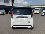 後部座席はプライバシーガラスとなっています。座っている人や置いてある荷物が見えにくくなっているのでプライバシーの確保が出来ます。ぜひ見て確認してみて下さい