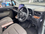 【運転席】座り心地が良いシートなので長時間の運転でも快適にお過ごしいただけます。新品のフロアマットのご注文も可能です。掲載箇所以外にご希望の写真がございましたらお気軽にお問い合わせ下さい。