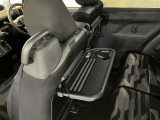 運転席/助手席シート背面にシートバックテーブルが付いています。