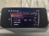 カメラが車線を認識してはみ出しそうになるとステアリングアシストが介入するレーン・キープ・アシストシステムを装備しております。お好みで作動・非作動の設定も可能です。
