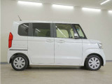 リアには左右スライドドアを採用。狭い駐車場でも開閉しやすく、強風の日でもドアが煽られにくくなっております。小さなお子さまやご年配の方も安心して乗り降りできます。
