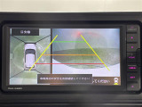 【全方位モニター】まるでクルマを真上から見下ろしたかのような視点で駐車をサポートします!クルマの斜め後ろや真横など、前後左右の4つのカメラの映像が合成されて、モニターに映し出されます。