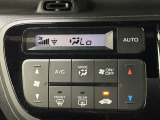 オートエアコン付きです!お好みの温度をセットするだけでエアコンの風量などを自動でコントロール。快適な車内でお過ごしいただけます。