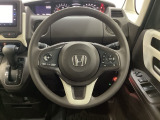 ハンドルにHondaセンシング系のクルーズコントロールやレーンキープアシストなどのスイッチと、オーディオの操作スイッチが装備されています。ハンドルから手を離さず安全に操作できます。