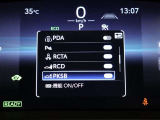 【PKSB】静止物に加え、後退時に左右後方から接近してくる車両をレーダー検知するとブザーでドライバーに注意喚起します。衝突の可能性がある場合は、被害軽減ブレーキ制御で接近車両との衝突被害軽減を支援。