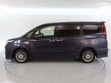 両側パワースライドドア付きだから、狭い駐車スペースなどでの 乗り降りラクラク!小さなお子さまのいるご家庭には嬉しい装備。