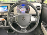 インテリアに合わせたデザインのステアリングは、運転される方のことも考え、運転しやすい形状、大きさです。是非一度、実際に触ってお確かめください。