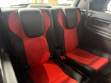 メルセデスのシートは少し硬めになっております。長時間の運転の際、適度な反発があることでお尻や腰の負担を減らす効果が御座います。