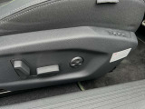 運転席はシートメモリー付きの10ウェイパワーシート
