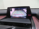 車両後方の映像を映すバックモニター。進路を確認しながら安全に車庫入れできます。